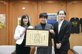 写真：左から市長、はたのけいこさん、ありやましゅういちさん