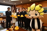 写真：市マスコットキャラクターざまりんと贈呈式式出席者の集合写真