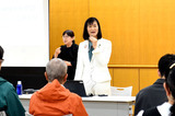 写真：座間市長タウンミーティングで市長があいさつと市政説明をする様子