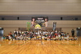 写真：いのうえなおや選手・たくま選手と、イベントに参加した皆さんの集合写真。中央にはざまりんも映っています。