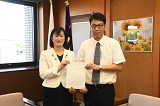 写真：エスケー化研株式会社へ企業投資条例に基づく支援措置決定通知書を交付式の様子