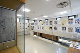 写真：リニューアルされた企画展示室。座間の身近な歴史を知るためのパネル展示が行われています。