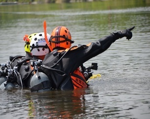 写真：水難救助訓練潜水士検索
