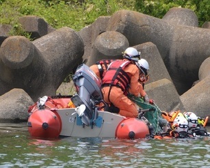 写真：水難救助訓練要救助者救出