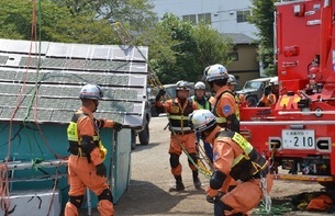 写真：総合防災訓練倒壊建物救助
