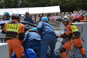 写真：総合防災訓練事故車両救助