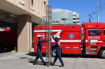 写真：消防隊資器材点検三連はしご