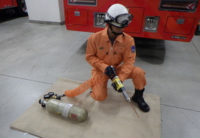 写真：削岩機とエアーソー2
