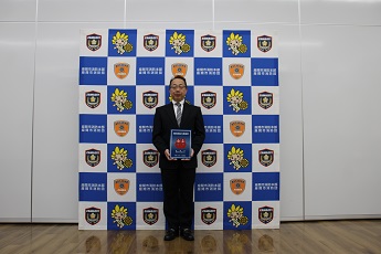 写真:表示証を持つ三木さん