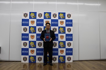 写真:表示証を持つ菊地さん