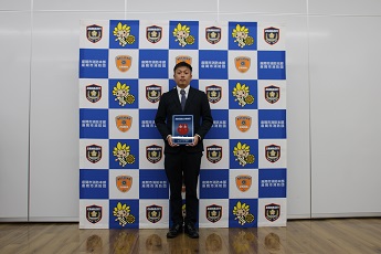 写真：表示証を持つ橋本さん