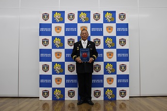 写真：表示証を持つ松本さん
