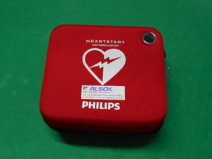 写真：AED（ケースが閉じられた状態）