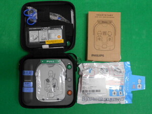 写真：AED（ケースを空けた状態）