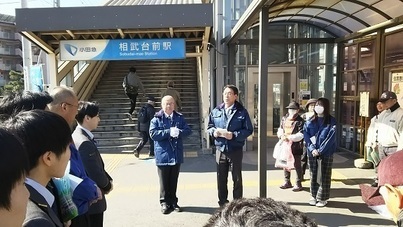 写真：駅前に集合した参加者