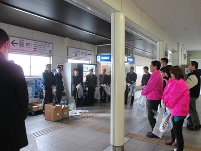 写真：座間駅改札口前に集合した参加者