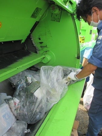 写真：収集車にゴミを投函