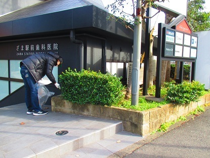 写真：座間駅東口の清掃活動2