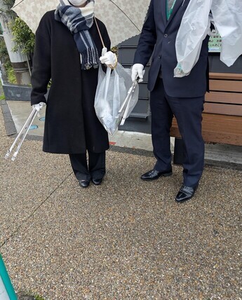 ゴミ拾い中の様子（ゴミ袋を持っている様子）