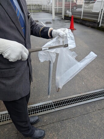 ゴミ拾い中の様子（ゴミ袋にゴミを入れている様子）