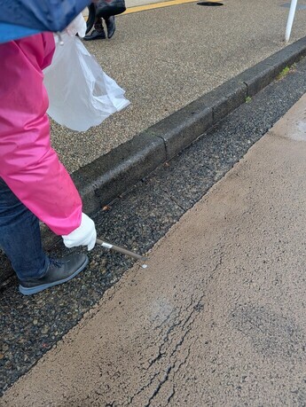 ゴミ拾い中の様子（ゴミを拾っている様子）