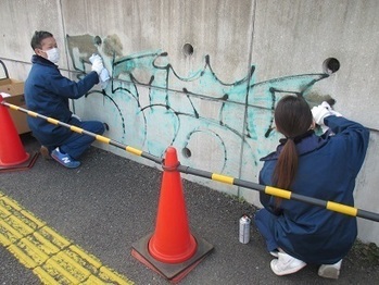 写真：落書き消去作業3