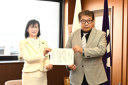 写真：市長(左）と有限会社樹脂リードモデル代表取締役迎隆一朗さん(右)