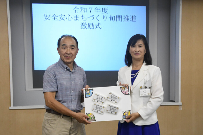 写真：啓発品手交の様子