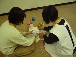 写真：赤ちゃん（人形）のお世話の様子2