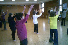 写真：太極の活動。参加者が横に並び、太極拳を行っている様子。