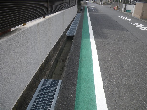 写真：道路側溝用グレーチング蓋