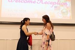 写真：受入れ時のウェルカムでの国際親善大使とスマーナ生徒
