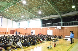 写真：学校での報告