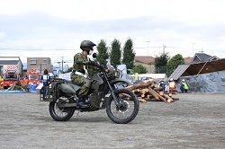 写真：情報収集する陸上自衛隊の偵察用オートバイ