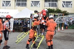 写真：はしごから救助者が降りる様子