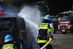 写真：炎上している車両を消火している消防団