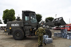 写真：重機を用いて救助にあたる自衛隊