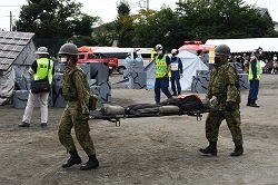 写真：負傷者を搬送する自衛隊