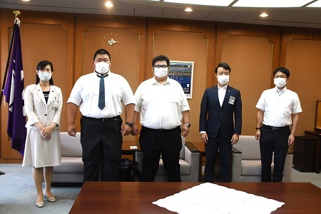 写真：わんぱく相撲座間場所出身の依田蒼基さん、宮﨑悠陽さんの表敬訪問