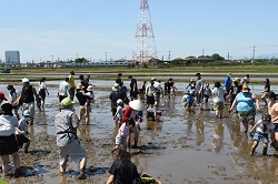写真：泥んこ遊びを楽しむ参加者