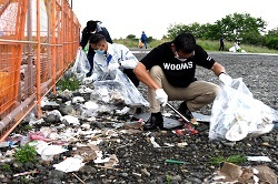 写真：清掃を行う参加者の様子2