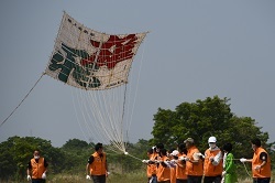 写真：陸上自衛隊の有志の方達が凧を揚げる雄姿