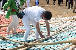 写真：大凧掲揚の準備の様子