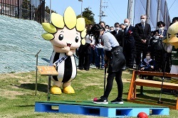 写真：始球式の様子（湯川芽衣さん）