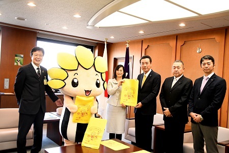 写真：座間ロータリークラブ（会長矢部さん、副会長鈴木さん、幹事古木さん）から寄贈を受けた市長と教育長
