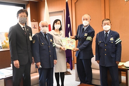 写真：座間交通安全協会（会長片野さん、副会長田中さん、川口さん）から交通安全啓発冊子の寄贈を受ける市長と教育長