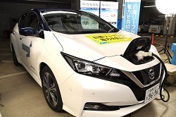 写真:電力供給を行う電気自動車の様子