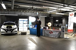 写真:電力供給を行う電気自動車を使用したデモンストレーションの様子
