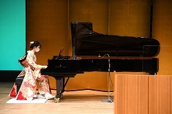 写真：ピアノ伴奏をする関原梨乃さん（1部）