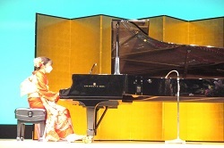 写真：ピアノ伴奏をする森美琴さん（2部）